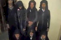 الهروب من الحرب.. الحوثيون بأزياء نسائية