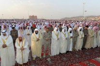 المسلمون يؤدون صلاة العيد بأول أيام الفطر