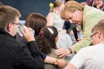 ميركل تدافع عن سلوكها أمام اللاجئة الفلسطينية الشابة