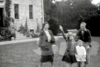 صورة للملكة اليزابيث وهي تؤدي التحية النازية!