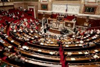 هجمات بين الحكومة والمعارضة في فرنسا حول قانون الهجرة