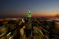 إضاءة مبنى امباير ستايت في نيويورك احتفالا بعيد الفطر