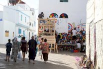 فنانون من العالم يتبادلون تقنيات التشكيل في أصيلة