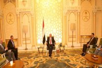 هادي يستعرض مع المبعوث الأممي المستجدات اليمنية