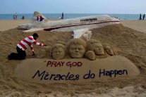 فريق يتحقق من حطام قد يعود للطائرة الماليزية المختفية