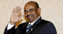 البشير يغادر إلى موريتانيا رغم مذكرة اعتقال دولية