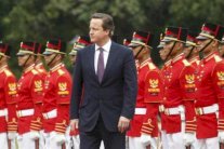 كاميرون يهدد متشددي 