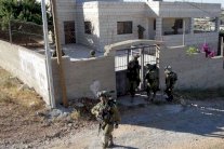 الجيش الإسرائيلي يعتقل طفلا فلسطينيا