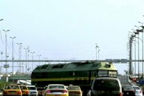 القطارات تغلق الشوارع.. احتجاج فريد في العراق