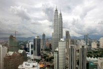 رئيس الوزراء الماليزي يقيل نائبه والمدعي العام