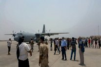  مطار عدن يستقبل أول طائرة مساعدات قطرية