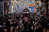 إردوغان يحتفظ بأنصاره في إسطنبول لكن قلقهم يتضاعف