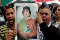 ليبيون يهتفون باسم القذافي في مهد الثورة!