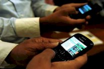 العراقيون يغلقون هواتفهم النقالة احتجاجًا