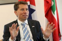 سفير بريطانيا يودع اللبنانيين على طريقته