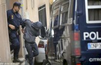 اسبانيا تعتقل رجلا باع ملابس عليها شعارات داعش