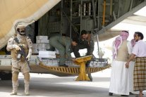 سابع طائرة إغاثة سعودية تصل إلى اليمن