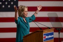 العراق يشعل السجال بين هيلاري كلينتون وجيب بوش