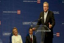 سجال بين جيب بوش وهيلاري كلينتون حول العراق