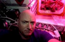 رواد وكالة الفضاء الأميركية يتناولون