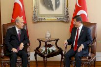 داود أوغلو يفاوض 