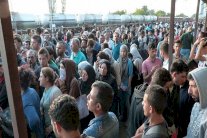 مقدونيا تستقبل لاجئين سوريين بالقنابل المسيلة للدموع