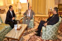 هادي يسلم المبعوث الأممي آلية تطبيق قرار مجلس الأمن