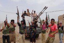 قوات التحالف تقصف مخازن أسلحة في قاعدة الحديدة