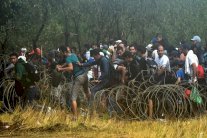 مئات اللاجئين يقتحمون السياج الشائك ويدخلون مقدونيا