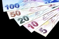  الليرة التركية تواصل انهيارها نتيجة الازمة السياسية 