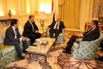 الحكومة اليمنية تنفي مشاورات سياسية مع الحوثي في مسقط