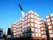 سفينة إغاثة إماراتية ترسو في عدن