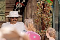 أول صور لأمير قطر السابق خلال إجازته