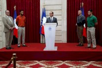 هولاند يكرّم ركاب قطار تاليس في الاليزيه