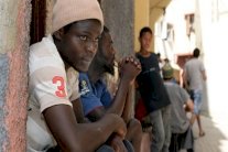  اسرائيل تطلق سراح مئات من المهاجرين الافارقة 