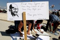 اللبنانيون يتظاهرون ضد الفساد