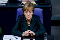 ميركل تزور مركزا للاجئين يتظاهر ضده اليمين المتطرف