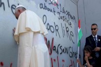 حاخامات للبابا فرنسيس: إعتذر أو سنحاكمك!