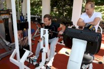 بوتين ومدفيديف.. رياضة وشواء وعمل