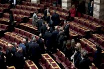 اليمين يواصل التقدم أمام سيريزا قبل انتخابات اليونان