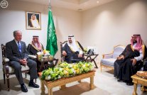 الملك سلمان يستقبل بوش وكلينتون