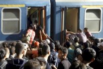 230 الف مهاجر وصلوا الى اليونان بحرا منذ يناير