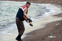 الجندي التركي الذي حمل جثة أيلان: تخيلت إبني مكانه