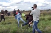 صحافية مجرية تعتدي على لاجئين سوريين