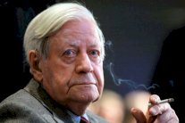 مستشار ألمانيا السابق وصديق الملك فهد يُنقل للمستشفى