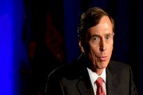 بترايوس يقترح ضرب داعش بالنصرة!