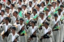 مجموعة من الباسيج تحرق اعلاما لـ