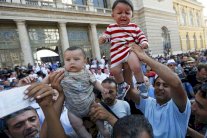 كاميرون لإعلان إجراءات بشأن استقبال اللاجئين