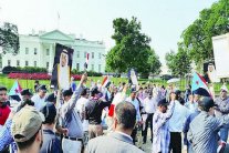 متظاهرون في واشنطن دعمًا لمواقف الملك سلمان