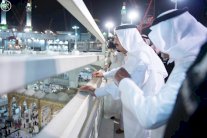 الملك سلمان يتفقد المسجد الحرام ويزور الجرحى 
